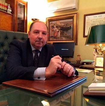 José Luis Rompinelli Gómez señor en oficina